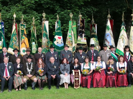 fahnen_vorstandschaft_jubilaum_zuschnitt